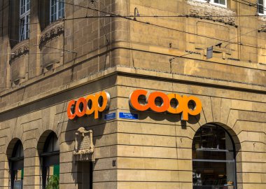 Basel, İsviçre - Süpermarket COOP. Coop İsviçre 'nin en büyük ikinci perakende şirketi.