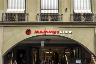 Bern, İsviçre, Mammut mağazası. Mammut Sports Group AG İsviçre 'nin Seon şehrinde kurulmuş çok uluslu bir dağcılık ve yürüyüş şirketidir..