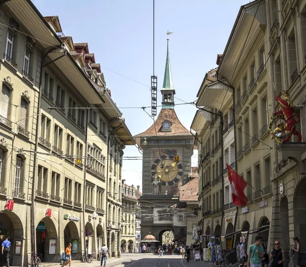 スイス ベルン市 2019年7月2日世界遺産のベルン旧市街の眺め 人気のショッピング街 スイス ベルンの中世都市中心部です ストック写真