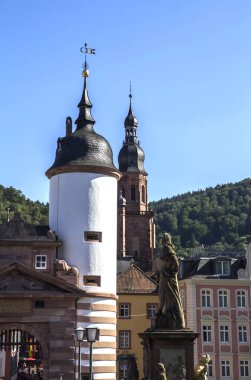 Heidelberg, Almanya - İkonik ikiz kuleleri ve kapısı olan Carl Theodore Köprüsü. Alman Turizm Merkezi