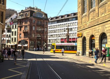Basel, SWitzERLAND - 1 Temmuz 2019: Basel 'de şehir tramvayı, güzel bir yaz günü, İsviçre