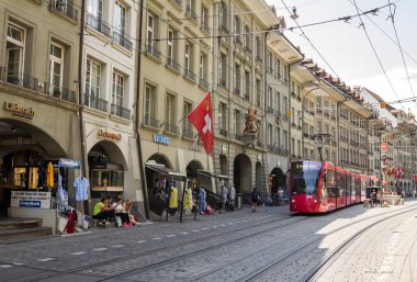 Eski Bern şehrinin manzarası, unesco dünya mirası alanı, İsviçre 'nin Bern şehrinin popüler bir alışveriş caddesi ve ortaçağ şehir merkezidir.
