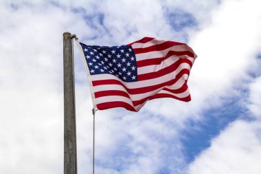 Büyük ABD Bulutlu bir havada güçlü bir rüzgarda dalgalanan 