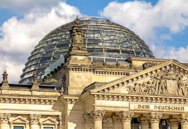 Berlin 'deki Reichstag binası: Alman parlamentosu