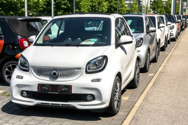 Nurnberg, Almanya: Smart Fortwo marka bir araba Mercedes Benz bayii binasının önünde sergilendi