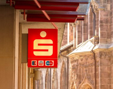 Nurnberg, Almanya: Sparkasse, bir Alman tasarruf bankası, yerel şube binasının marka logosu.