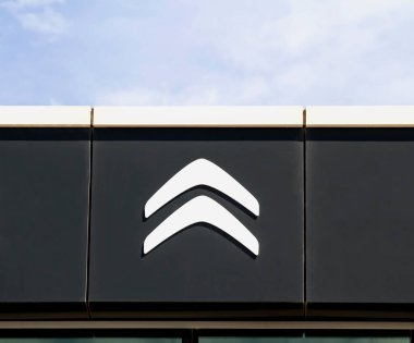 Ankara, Türkiye: Bir satıcının panelinde Citroen logosu. Citroen, 1976 yılından beri Peugeot Citroen grubunun bir parçası olan büyük bir Fransız otomobil üreticisi.