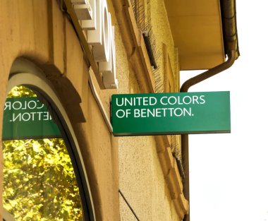 BAYREUTH, ALMANY: Sokakta Benetton tabelasının birleşik renkleri