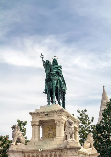 Kung Stephens Staty Vid Matthias Kyrka Med Solljus Nimbus Budapest — Stockfoto