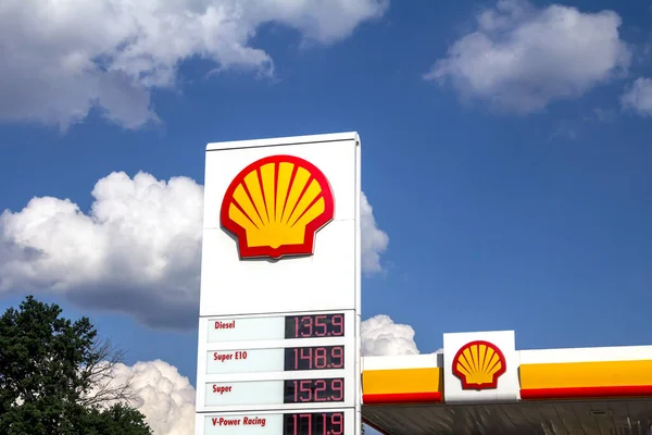 Nurnberg Alemanha Shell Assina Contra Céu Azul Shell Uma Multinacional — Fotografia de Stock