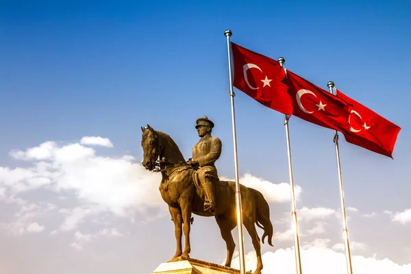 Çağdaş Türkiye 'nin kurucusu Atatürk Heykeli, başkent Ankara, Ulus Meydanı