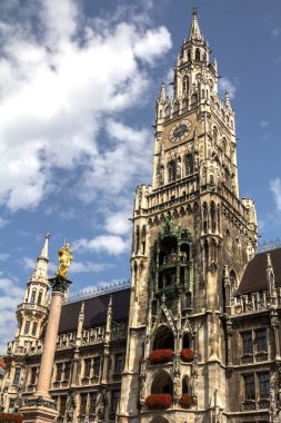Münih, Almanya, Bavyera. Marienplatz belediye binası mimarisi