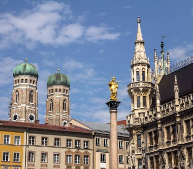 Münih, Almanya, Bavyera. Marienplatz belediye binası mimarisi