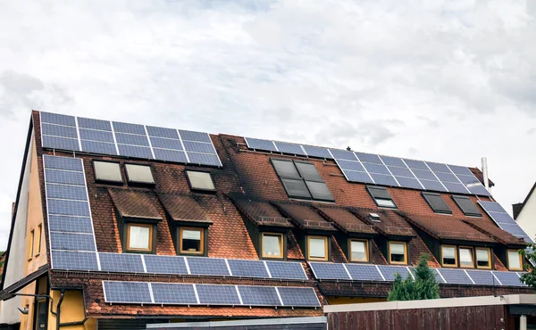 Nurnberg Niemcy Panel Słoneczny Czarnym Dachu Prywatnego Domu — Zdjęcie stockowe