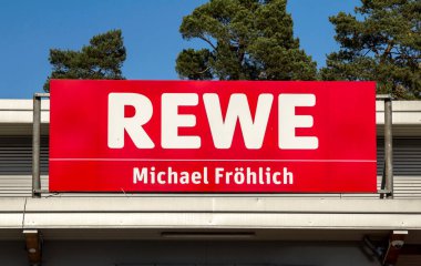 Rewe süpermarket zinciri işareti. REWE, Almanya 'nın Nordrhein-Westfalen kentinde kurulmuş küresel indirimli bir süpermarket zinciri.