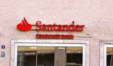 Nurnberg, Almanya - OCT 15, 2017: Santander banka şubesi, 723 perakende bankacılık ofisi ile, Santander perakende bankacılık, mortgage, kurumsal bankacılık gibi finansal hizmetler ve ürünler sunmaktadır.
