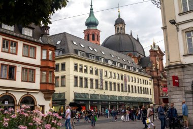 WUERZBURG, Almanya 2017 Wurzburg 'un eski şehir merkezi. Wurzburg, Almanya 'da Bavyera eyaletinde yer alan bir şehirdir..