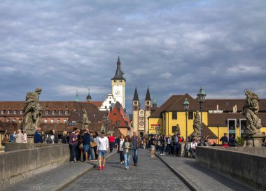Wurzburg, Almanya 2017 'deki Alte Mainbruecke manzarası. Wurzburg, Almanya 'da Bavyera eyaletinde yer alan bir şehirdir..