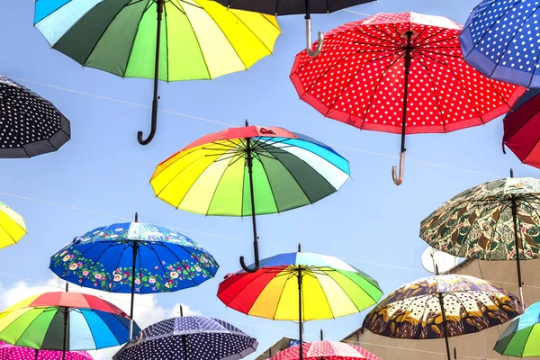 Buntes Regenschirmdach Zwischen Gebäuden Einem Einkaufszentrum — Stockfoto