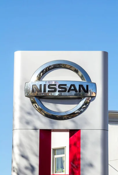 Nuremberg Alemania Concesionario Nissan Firmar Contra Cielo Azul Nissan Fabricante — Foto de Stock