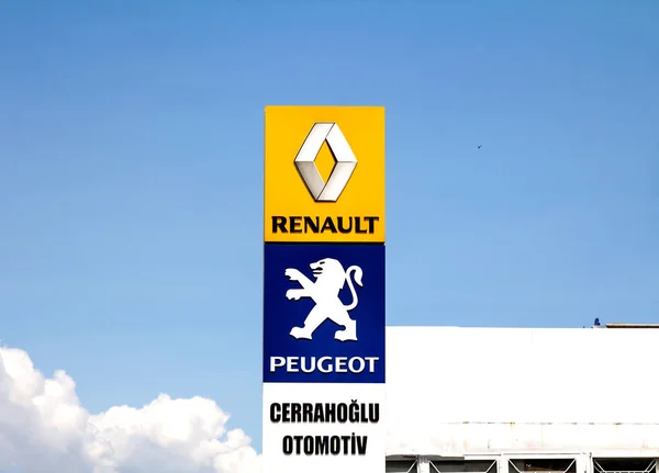 Ankara Turecko Logo Společnosti Renault Peugeot Před Budovou Prodejny Renault — Stock fotografie