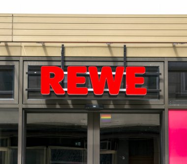 REWE 'nin süpermarket zinciri tabelası. REWE, Almanya 'nın Nordrhein-Westfalen kentinde kurulmuş küresel indirimli bir süpermarket zinciri.