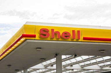 Schwabach, Almanya: Royal Dutch Shell Plc veya Shell, çok uluslu bir İngiliz petrol ve gaz şirketidir. Gelir açısından dünyanın en büyük dördüncü şirketidir.