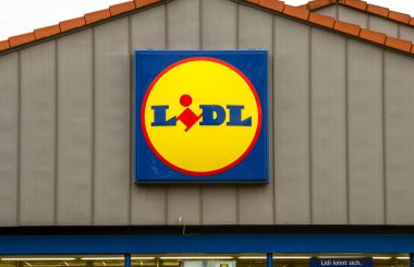 Nurnberg, ALMANY: LIDL süpermarket zinciri işareti. LIDL, Almanya 'nın Baden-Wuerttemberg eyaletinde yer alan bir süpermarket zinciri..