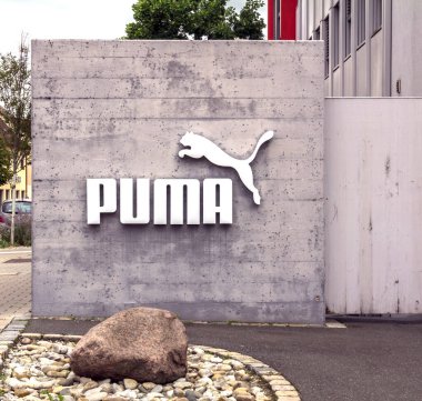 Herzogenaurach, Almanya: Bir cephede Puma logosu. Puma, Almanya 'nın başkenti Bavyera' da spor ayakkabıları ve spor ayakkabıları üreten büyük bir Alman çokuluslu şirketidir.