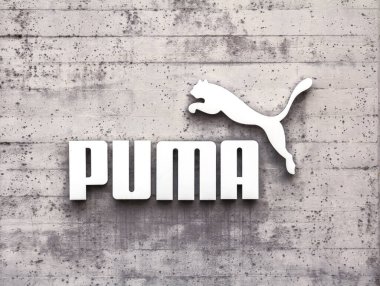 Herzogenaurach, Almanya: Bir cephede Puma logosu. Puma, Almanya 'nın başkenti Bavyera' da spor ayakkabıları ve spor ayakkabıları üreten büyük bir Alman çokuluslu şirketidir.