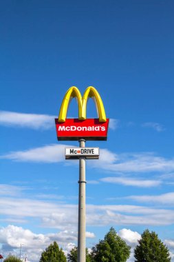 Herzogenaurach, Bavyera - 13 Ağustos 2017: McDonald 's Corporation dünyanın en büyük hamburger fast food restoranları zinciri..