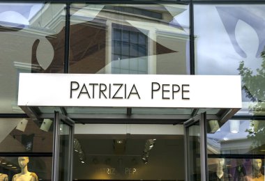Ingolstadt, Almanya: Ingolstadt 'taki Patrizia Pepe moda mağazası. Patrizia Pepe, 1993 yılında Floransa 'da kurulmuş bir moda markası..