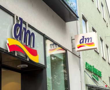 Ingolstadt, Almanya, 19 AUG 2017 Dm drogeriemarkt işareti. Merkezi Karlsruhe 'de bulunan Dm-drogerie markt, kozmetik, sağlık ve ev ürünleri ve gıda ürünleri için bir perakende mağaza zinciri..