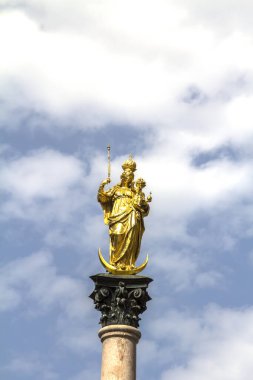 Almanya 'nın Münih şehir merkezinde Bakire Meryem' in altın heykeli