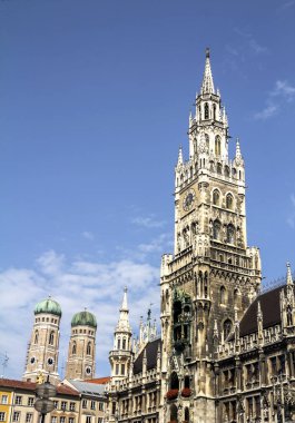 Marienplatz 'daki ünlü Münih belediye binası - Bavyera, Almanya