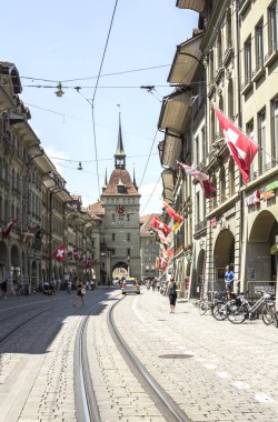 BERN, SWitzERLAND - 2 Temmuz 2019 eski Bern şehri, unesco dünya mirası alanı, İsviçre 'nin Bern şehrinin popüler bir alışveriş caddesi ve ortaçağ şehir merkezidir.