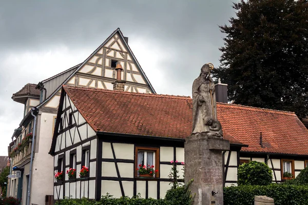 Herzogenaurach Alemanha Aug 2017 Cidade Histórica Hergozenaurach Franconia Casas Madeira — Fotografia de Stock