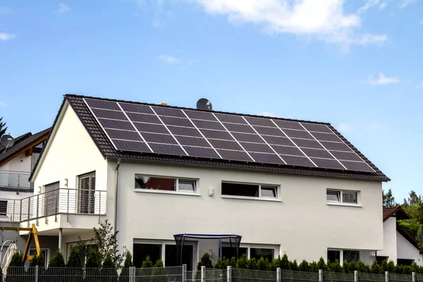 Nurnberg, Almanya: Özel bir evin siyah çatısında güneş paneli