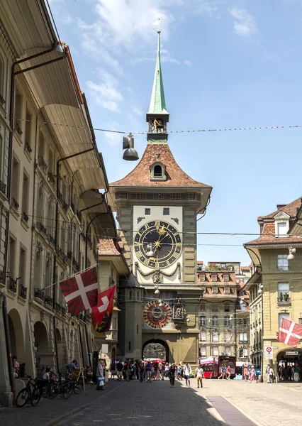 スイス ベルン市 2019年7月2日世界遺産のベルン旧市街の眺め 人気のショッピング街 スイス ベルンの中世都市中心部です ストック画像