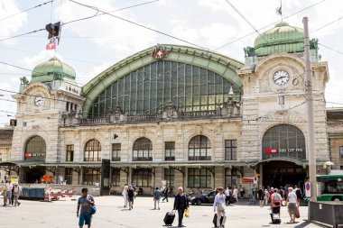 Basel, SWitzERLAND: Ana Tren İstasyonu (Bahnhof Basel SBB) ve İstasyondan Tramvay