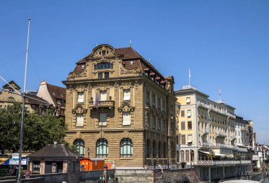 Basel, SWitzERLAND - 1 Temmuz 2019: İsviçre 'nin Basel kentindeki Ren nehri kıyısındaki teras evler.