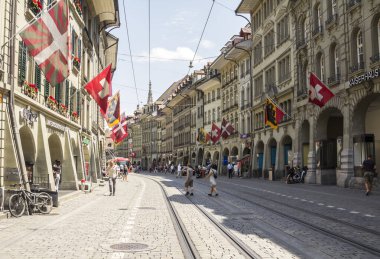 BERN, SWitzERLAND - Bern şehrinin eski manzarası, unesco dünya mirası alanı, İsviçre 'nin Bern şehrinin popüler bir alışveriş caddesi ve ortaçağ şehir merkezidir.