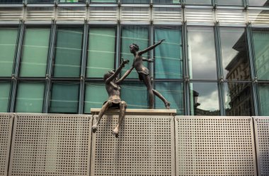 Brüksel, BELGIUM - 7 Temmuz 2019: Brüksel 'de Avrupa Birliği Konseyi' nin Lex binası önündeki heykel. Brüksel 'in Avrupa Mahallesi' ndeki hükümet dairelerinin yüksek binaları.