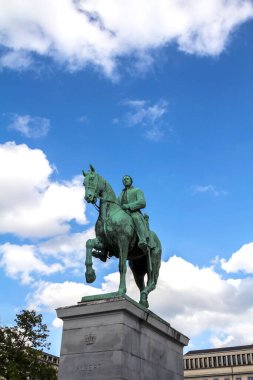 Brüksel, BELGIUM: Belçika Kralı I. Albert 'in heykeli Brüksel' in merkezinde Mont des Arts veya Kunstberg 'de bir at üzerinde