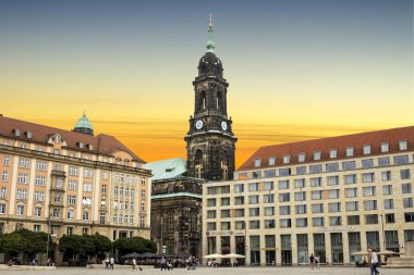 DRESDEN, Almanya - 11 Temmuz 2019: Altmarkt ve Hodkirche Meydanı