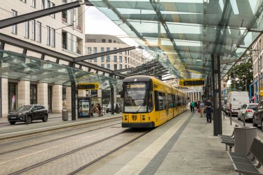 Dresden, Saksonya / Almanya - 11 Temmuz 2019: Tram on the street of the city. Dresden, Saksonya Eyaleti 'nin başkentidir..