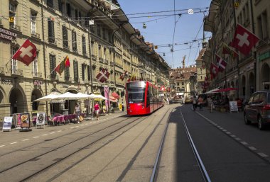 BERN, SWitzERLAND - 2 Temmuz 2019 eski Bern şehri, unesco dünya mirası alanı, İsviçre 'nin Bern şehrinin popüler bir alışveriş caddesi ve ortaçağ şehir merkezidir.