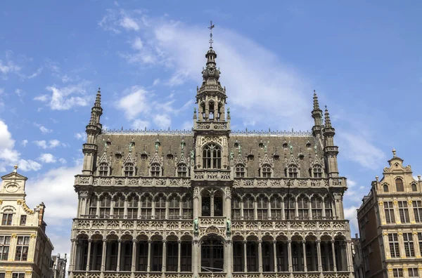 布鲁塞尔市立博物馆所在的19世纪新哥特式建筑 Grand Place Maison Roi — 图库照片
