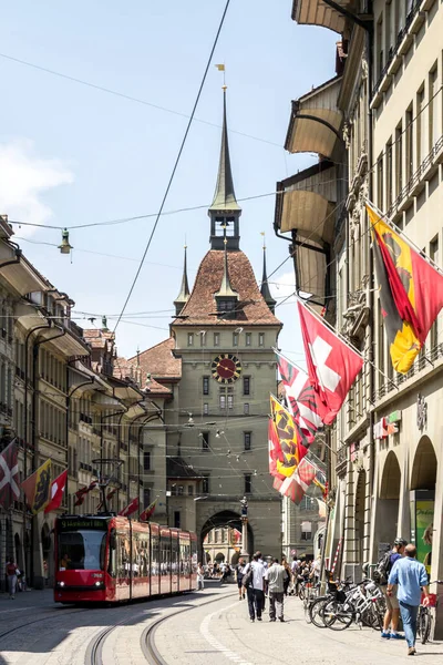 スイス ベルン市 2019年7月2日世界遺産のベルン旧市街の眺め 人気のショッピング街 スイス ベルンの中世都市中心部です ストックフォト