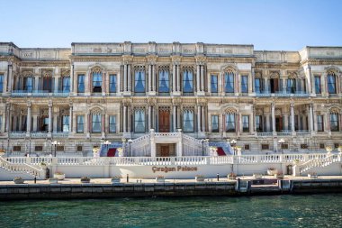 İstanbul, Türkiye -: İstanbul, Türkiye 'deki Ciragan Sarayı, eski bir Osmanlı sarayı olan Ciragan Sarayı Boğazı, şimdi Kempinski Otelleri zincirinde beş yıldızlı bir otel.